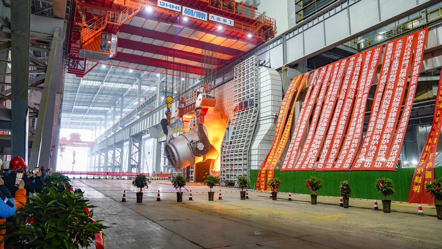 鐵水奔流 鋼花璀璨~臨港二期項(xiàng)目進(jìn)入全面熱試生產(chǎn)階段